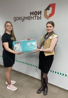 В МФЦ, осуществляющих государственную регистрацию рождения ребенка, с 1 июня при получении свидетельства о рождении ребенка родителям будут вручаться подарочные комплекты детских принадлежностей, необходимых для младенца в первые дни жизни